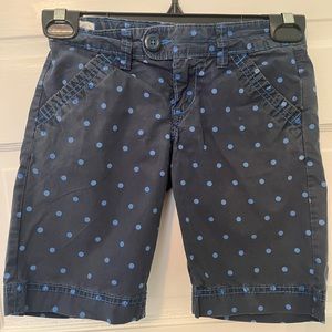 OLD NAVY kids’ shorts in a size 8. Is in a navy and blue polka dot pattern